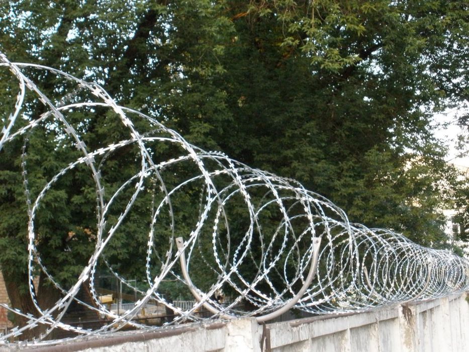 Колючая проволока и егоза наилучшая защита от несанкционированного
