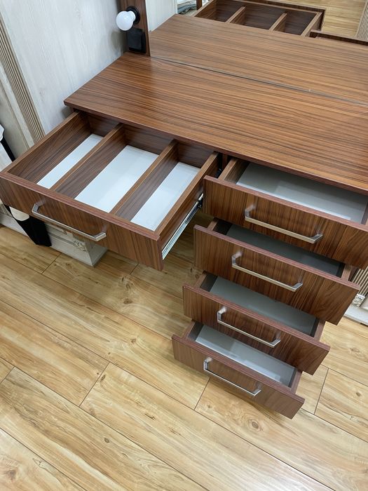 Туалетный гримерный столик с подсветкой и ящиками