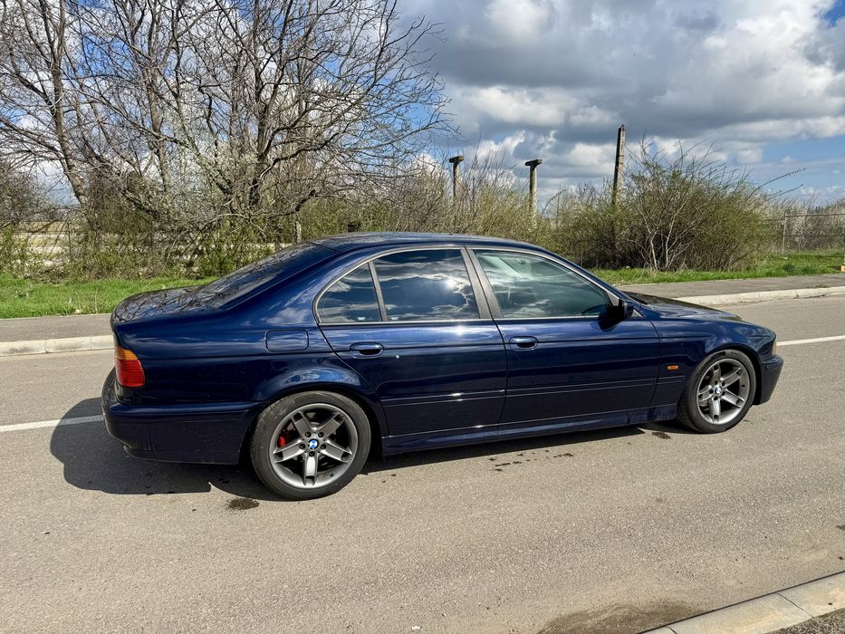 BMW   E39   520i.