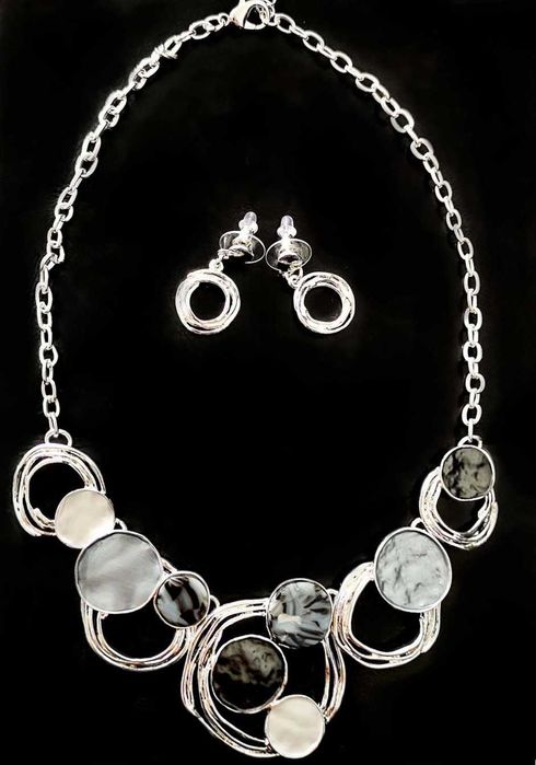 Стилно дамско колие с обеци