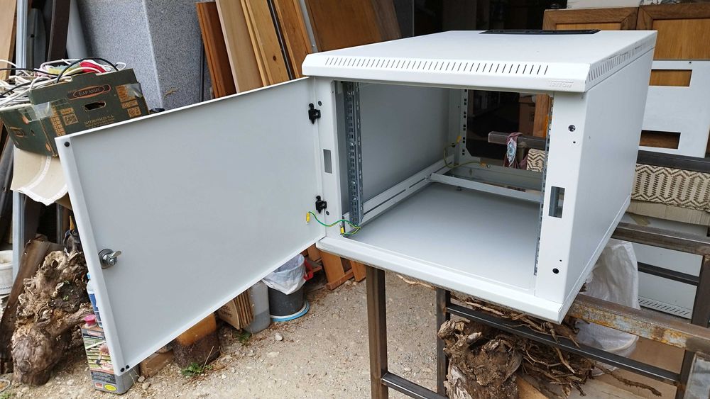 Комуникационен шкаф - сървърен шкаф - рак шкаф 10U