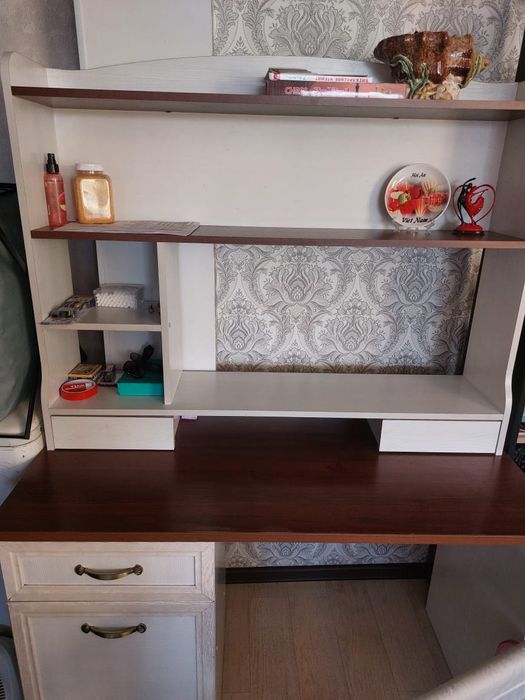 Мебель. Столик туалетный