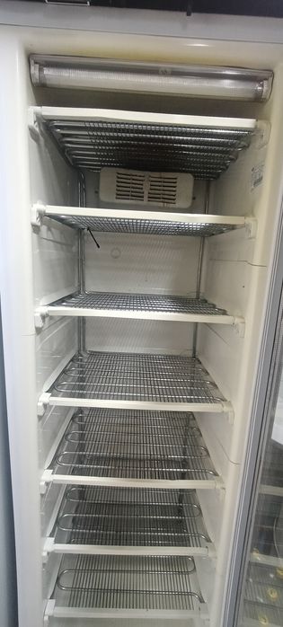 Frigider vitrină comercială UGUR cu ușă din sticlă – funcționează perfect