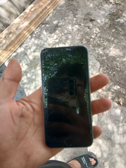 IPhone 8 pe spate scrie iPhone s