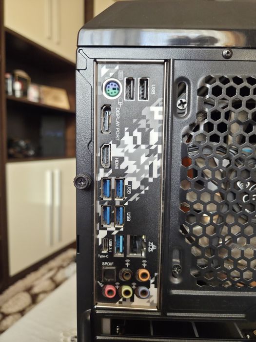 Vând Pc gaming: rx5700, 16gb ram, ryzen 5 2600x, 1tb ssd