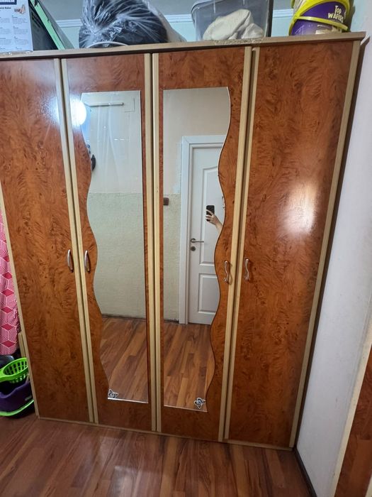 De vinzare șifonier cu 4 usi