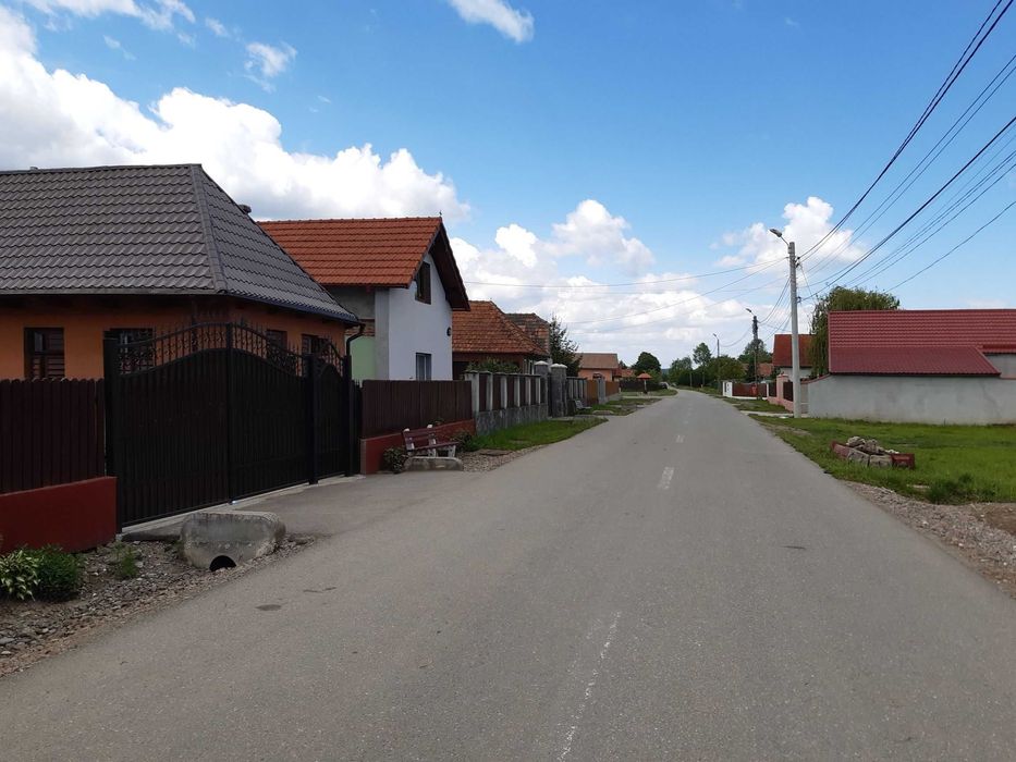 Vand teren intravilan construibil utilitati la strada asfaltata zona rezidentiala  Lunca Calnicului