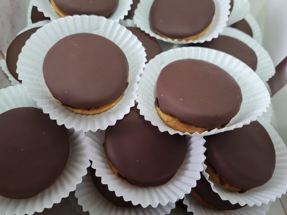 Prajituri de casa Islere cu nuca si crema de ciocolata