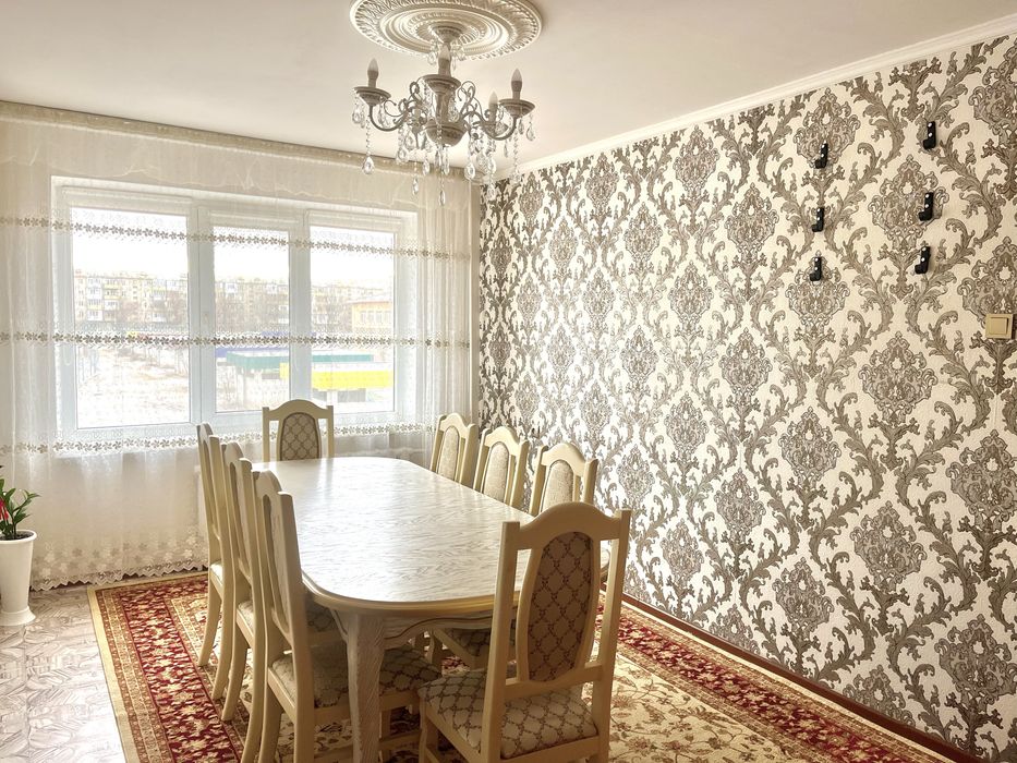 Продам гостийный стол со стульями