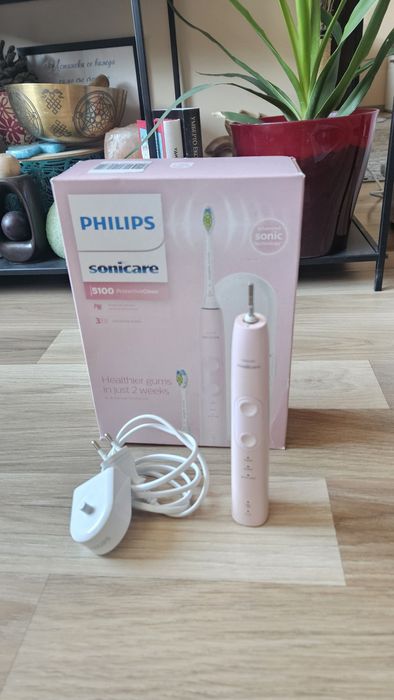 3бр. нови глави, зарядно, кутия и четка Philips Sonicare 5100