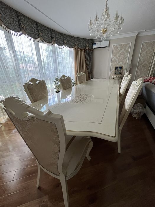 Стол без стульев и витрина для посуды
