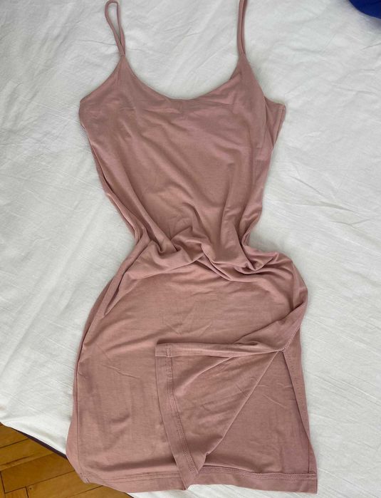 Ежедневна рокля с цепка острани