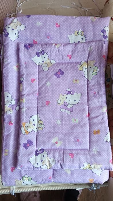 Vând pătuț din lemn cu saltea de cocos