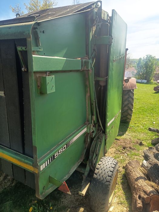 Vând presa baloți rotunzi John Deere 550