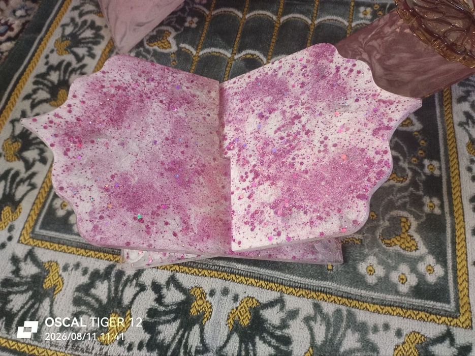 Kitob uchun epoksid smoladan lavx