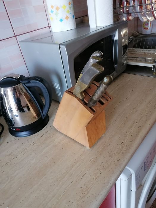 Vînd un aspirator și set cuțite bărduțe. 250 ron