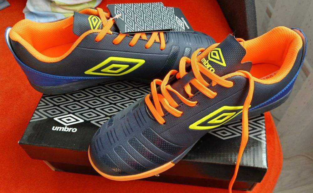 Vand ghete de fotbal UMBRO NOI marimea 38( 24 cm)