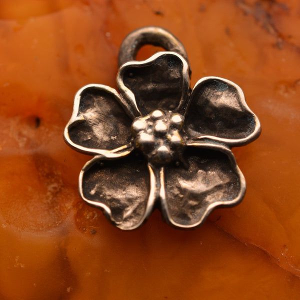 Сребърен медальон 925 „Черешов цвят“ – талисман на пролетта