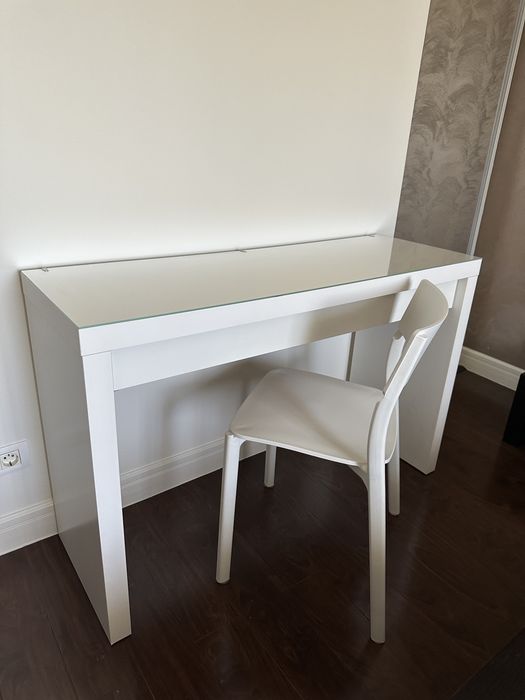 Masa de machiaj Malm si scaun Ikea