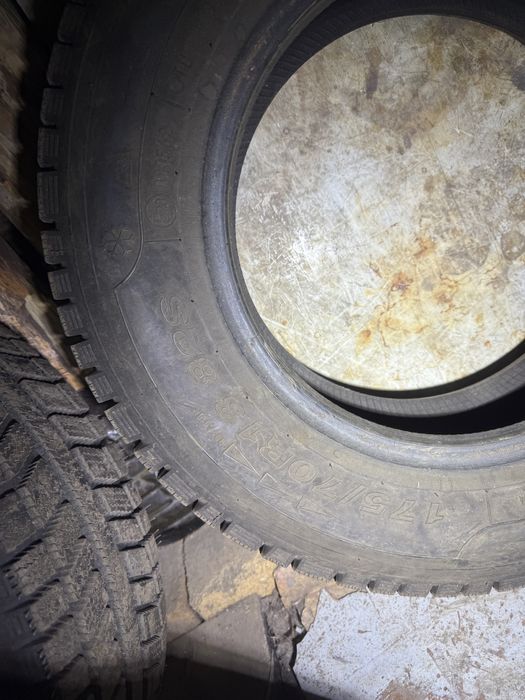 Продам 2 шины отличные писать ватсап