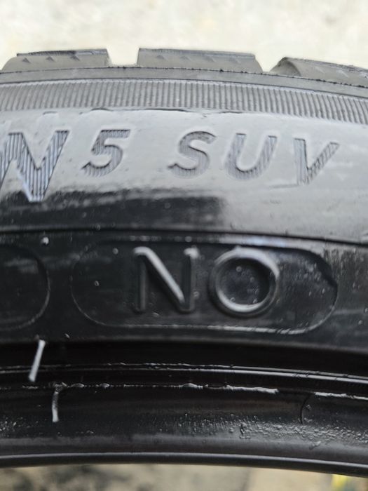 Vând două anvelope de iarna michelin pilot alpin 275 40 21 dot 3521