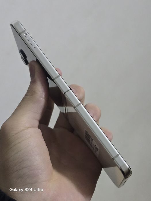 Samsung Galaxy Z flip 5 350$