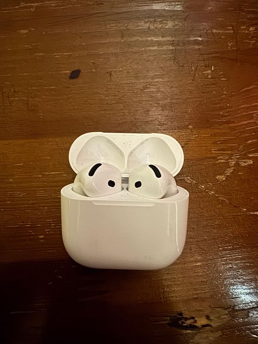 продает airpods 4го поколения оригинал