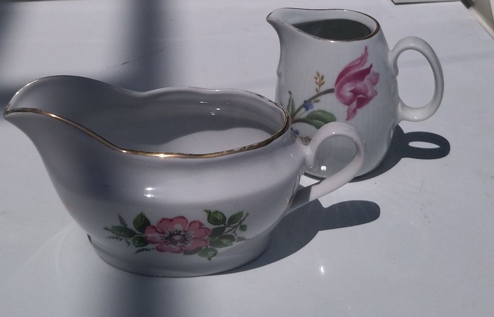 Продаются винтажные ваза для фруктов и сливочник.