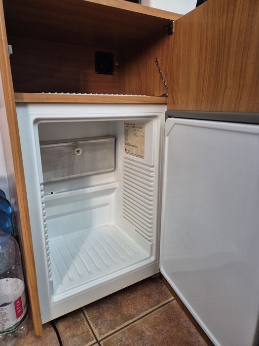 Vand canapea extensibila, minibar Electrolux.