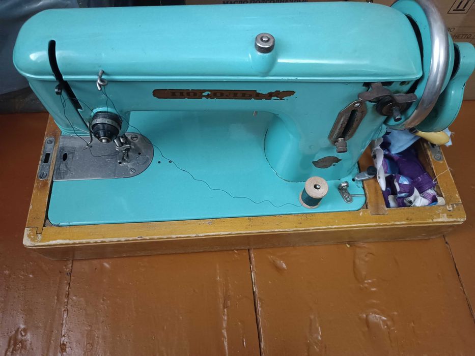 Продается швейная машинка старого образца, ручная