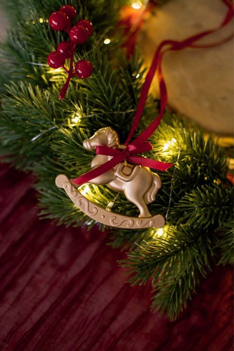 Золотая лошадка из гипса