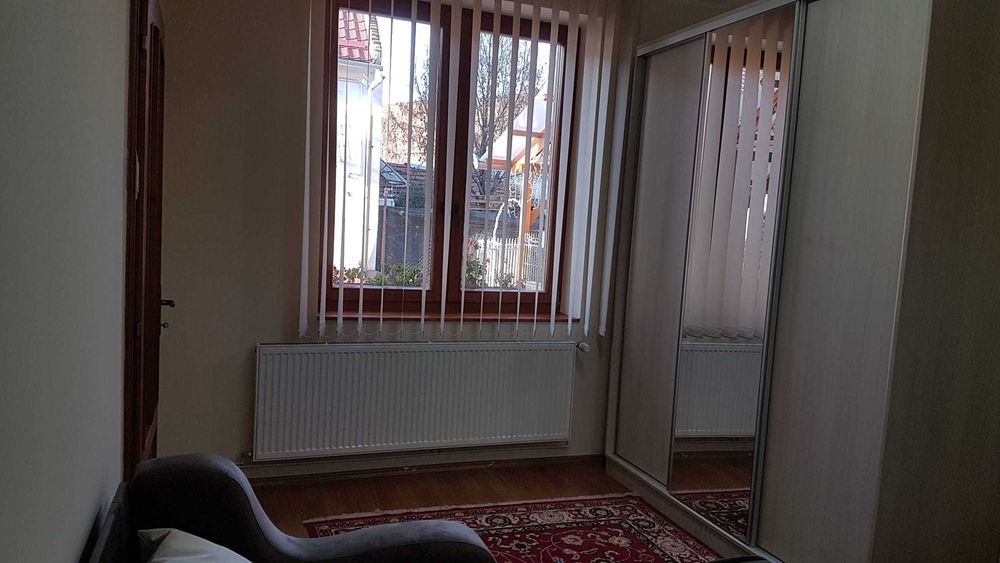 Ofer spre inchiriere apartament ultracentral cu o camera si dependinte