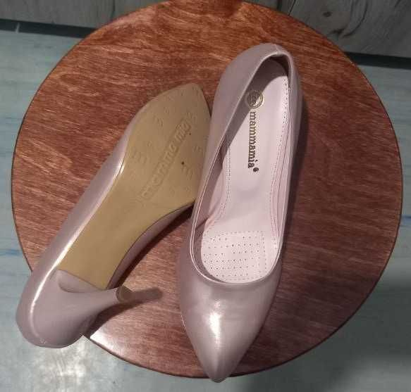 Продам женские босоножки на каблуке 40 размер