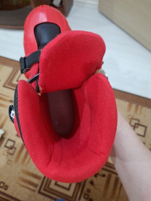 Коньки красного цвета.