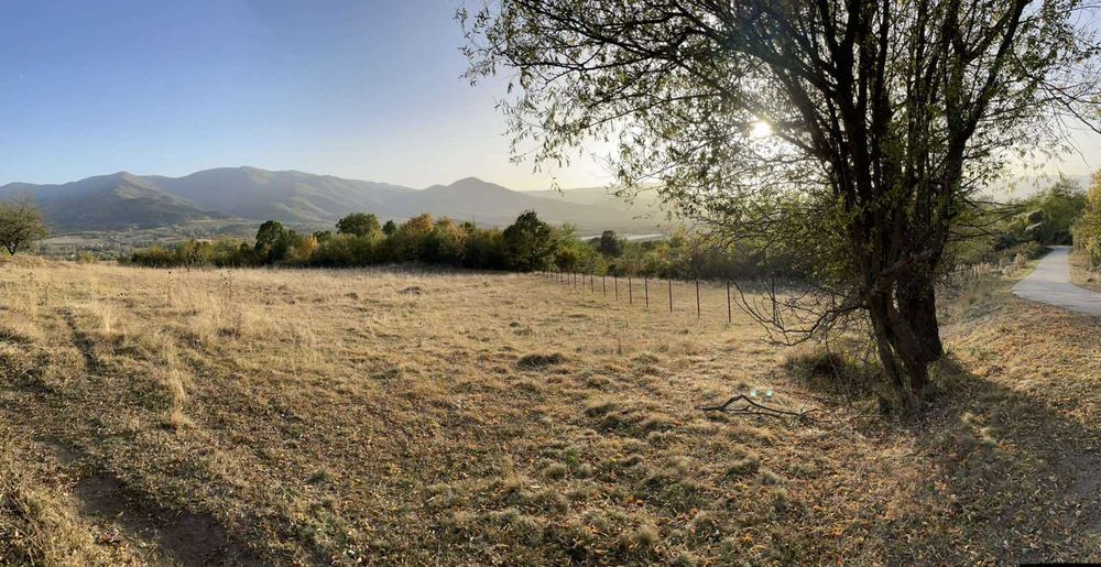 Парцел в регулация - ниско строителство (до 10м.) - 3500кв.м.