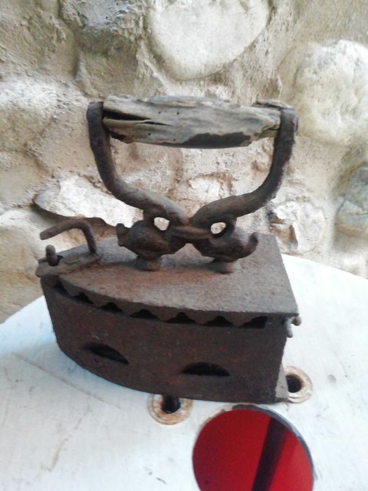 Стара антикварна Ютия