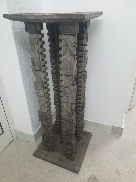 Piedestal din lemn masis in stil african