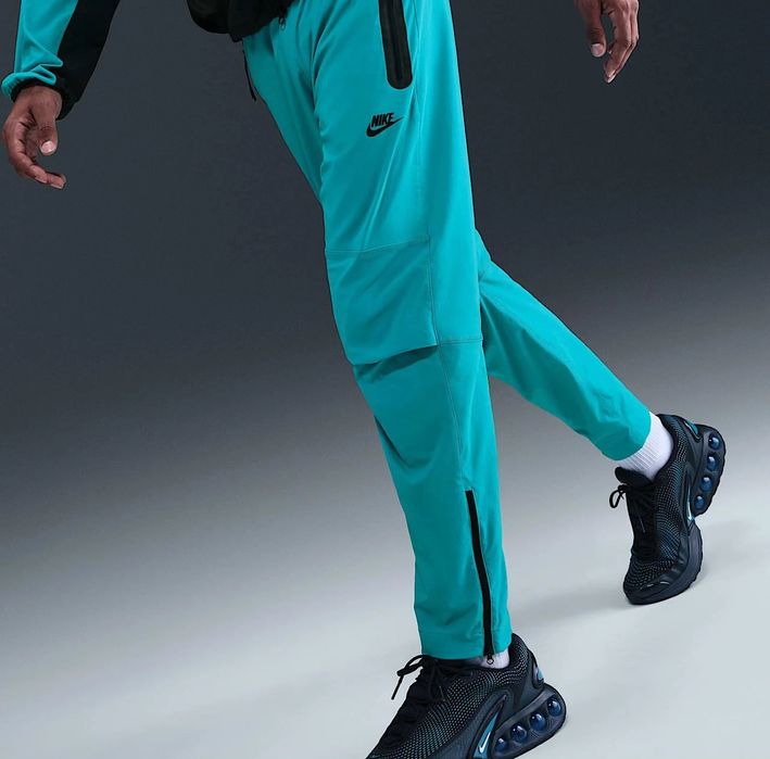 Нов Мъжки Nike Tech Men's Woven Trousers

Размер L 

Нов с Етикет 

Це