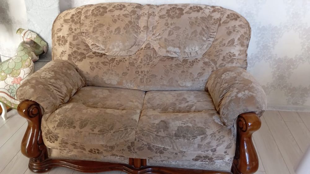 Диван и два кресла. Торг