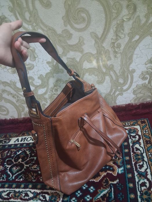 Bu sumkalar kop tutilmagan yaxshi xolatda zamoklari ham buzilmagan