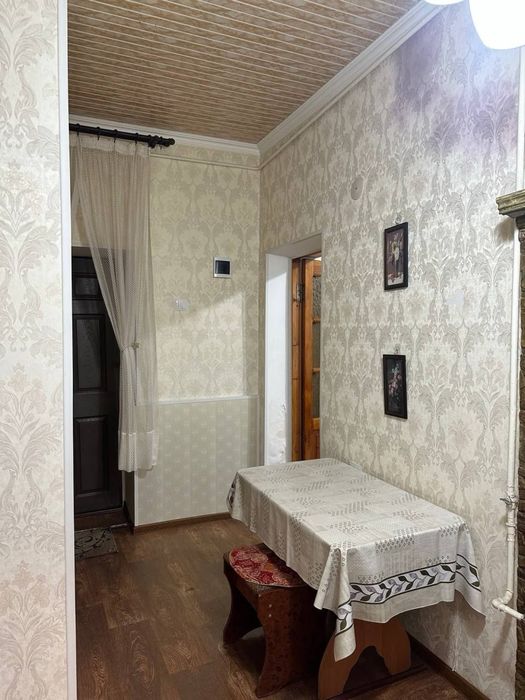 1 комнатная с мебелью и техникой в центре Чирчика (вдоль дороги)!