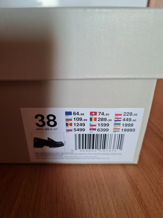 Обувки ,боти ,бели кецове естествена кожа