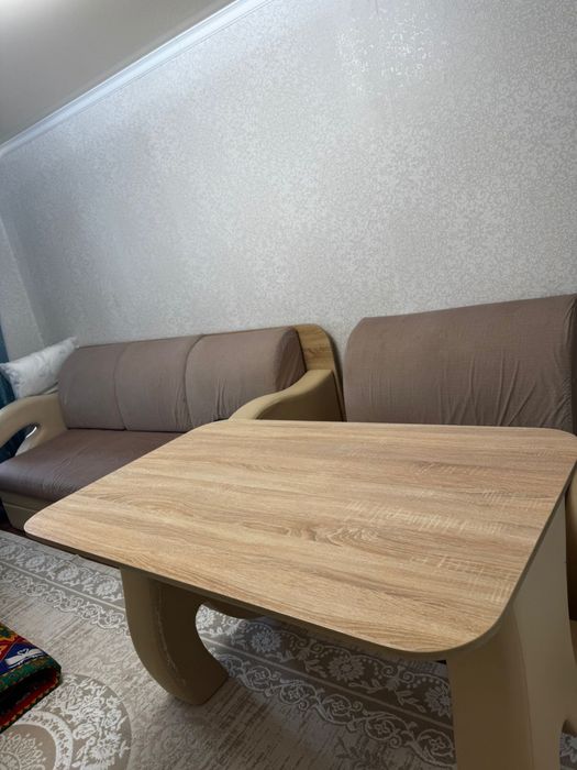 Диван со столиком