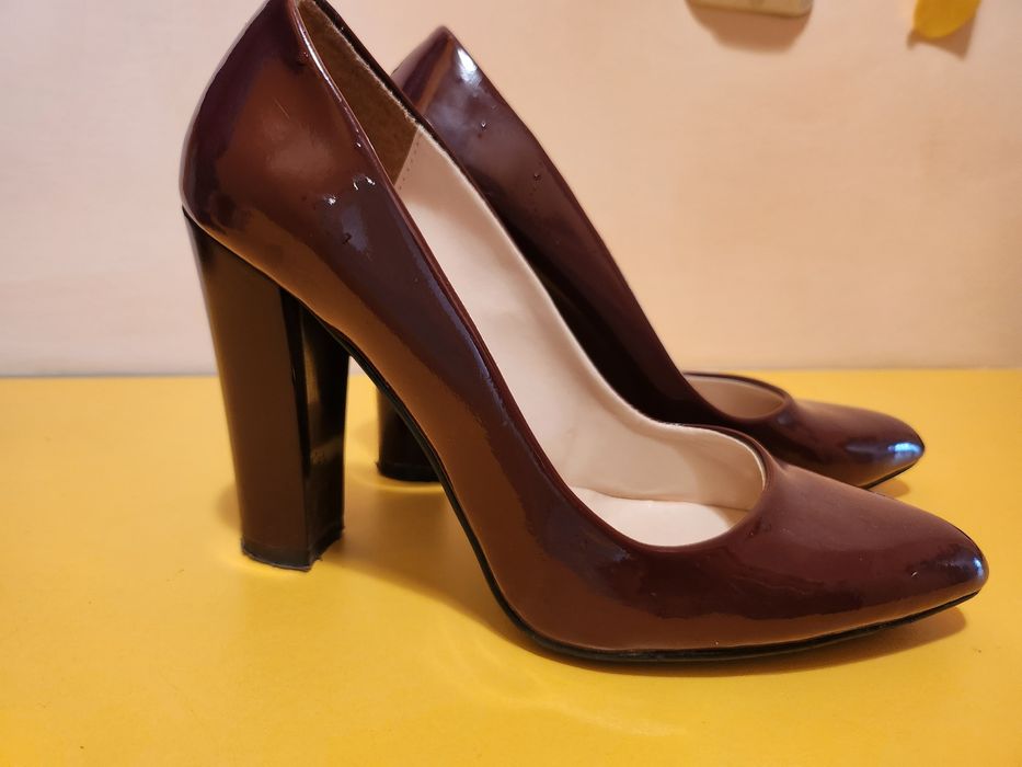 Дамски лачени обувки