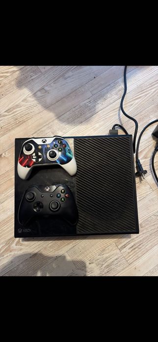 Xbox one 1 TB с два джойстика