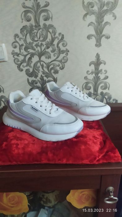 Кросовки женские