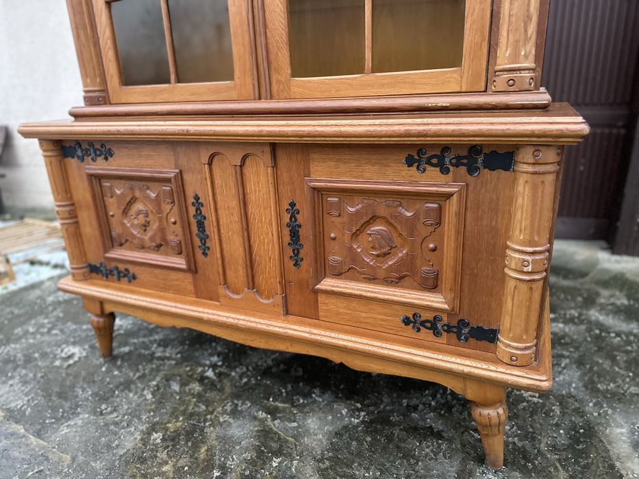 Класическа витрина с шкаф