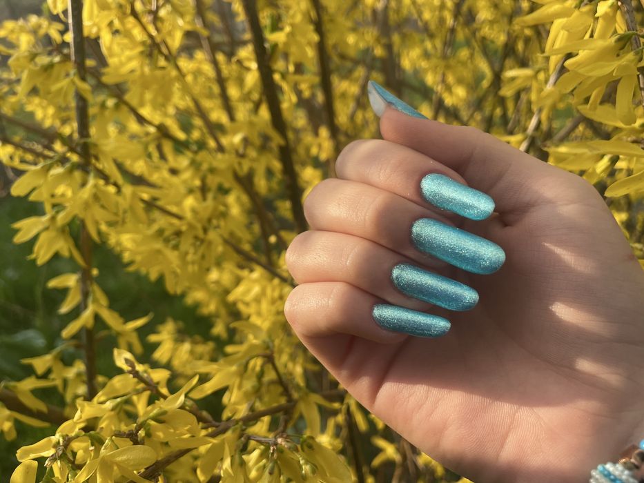 Realizez manichiura-pedichiura  gel și semi