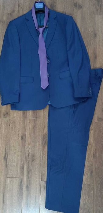 Продам костюм новый