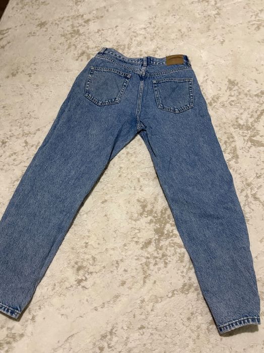 Vând o pereche de blugi